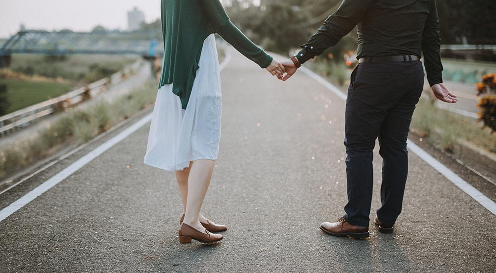 From DMs to Dinner: How to Know When an Online Match Is Ready to Meet
